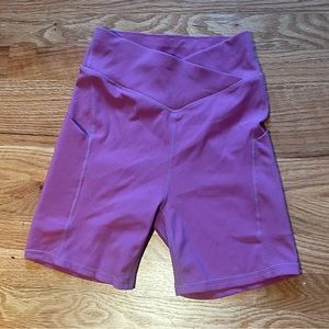 Crossover waist contouring bike shorts